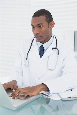 simsearch:695-05771285,k - Concentrated male doctor using laptop at medical office Foto de stock - Royalty-Free Super Valor e Assinatura, Número: 400-07137498