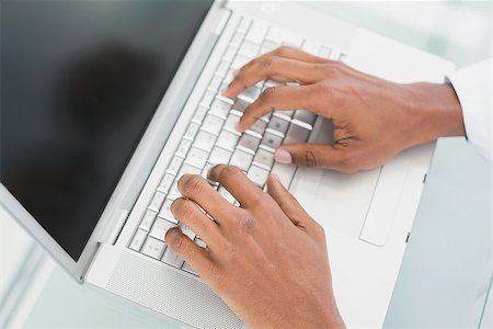 simsearch:695-05771285,k - Close up of doctor's hands using laptop at medical office Foto de stock - Royalty-Free Super Valor e Assinatura, Número: 400-07137532