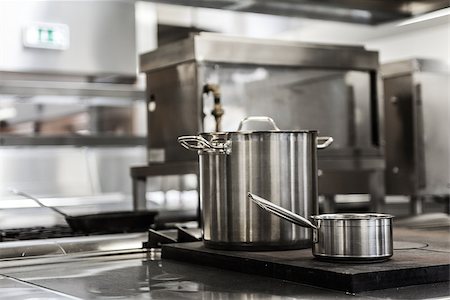 fornellino elettrico - Pots standing on hotplate in professional kitchen Fotografie stock - Microstock e Abbonamento, Codice: 400-07141074