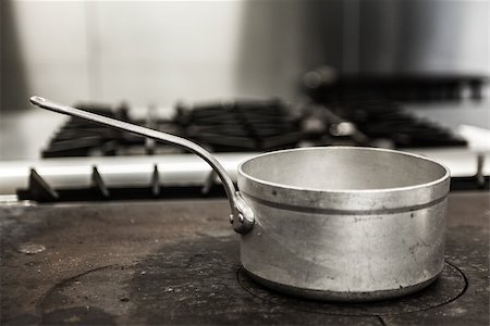 plancha de cocina - Chrome pot standing on hotplate in professional kitchen Foto de stock - Super Valor sin royalties y Suscripción, Código: 400-07141072