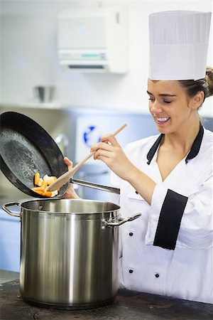 fornellino elettrico - Young smiling chef preparing meal in professional kitchen Fotografie stock - Microstock e Abbonamento, Codice: 400-07141119