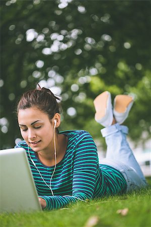 student college laptop lying grass - Content casual student lying on grass using laptop on campus at college Stock Photo - Budget Royalty-Free & Subscription, Code: 400-07141808