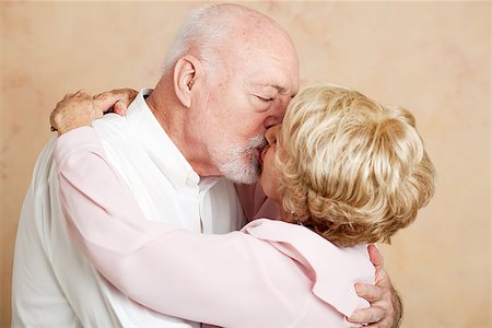 simsearch:400-04065020,k - Senior couple in their eighties exchanging a passionate, romantic kiss. Foto de stock - Royalty-Free Super Valor e Assinatura, Número: 400-07165123