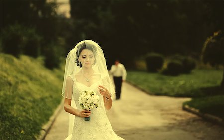 simsearch:400-07332647,k - mysterious bride walking street, groom is behind Stockbilder - Microstock & Abonnement, Bildnummer: 400-07165198