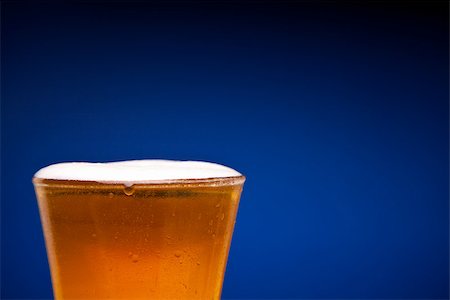 frothy head - Close up on a full glass of beer. Copy space. Foto de stock - Super Valor sin royalties y Suscripción, Código: 400-07165334