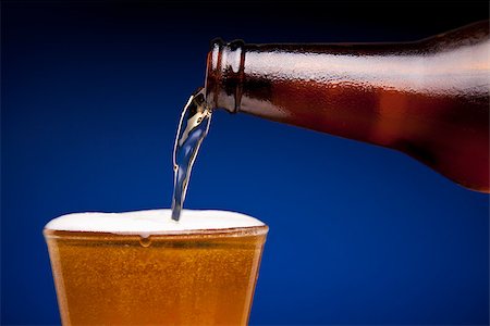 frothy head - Beer is being poured in a glass. Foto de stock - Super Valor sin royalties y Suscripción, Código: 400-07165335