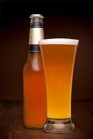 frothy head - A glass and a bottle of beer on a wooden table. Foto de stock - Super Valor sin royalties y Suscripción, Código: 400-07165336