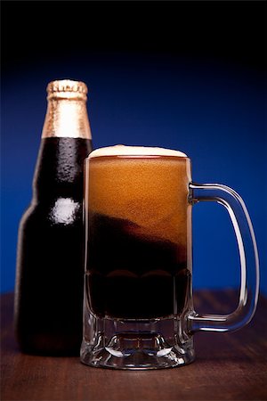 frothy head - A glass and a bottle of beer on a wooden table. Foto de stock - Super Valor sin royalties y Suscripción, Código: 400-07165337
