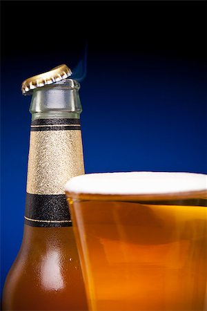 frothy head - A cap is flying away from a beer bottle and a full glass. Foto de stock - Super Valor sin royalties y Suscripción, Código: 400-07165332