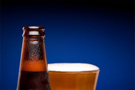 frothy head - Close up on a bottle of beer and a full glass. Foto de stock - Super Valor sin royalties y Suscripción, Código: 400-07165333