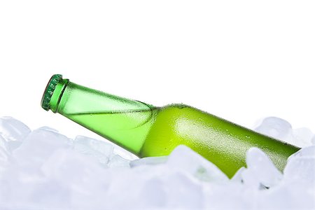 simsearch:400-07165360,k - A bottle of beer buried on ice. Foto de stock - Royalty-Free Super Valor e Assinatura, Número: 400-07165371