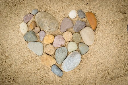 Pebbles arranged in a heart shape on a sand beach Foto de stock - Super Valor sin royalties y Suscripción, Código: 400-07165939