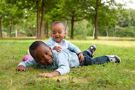 Happy little children are having a nice day in the park Foto de stock - Super Valor sin royalties y Suscripción, Código: 400-07166002