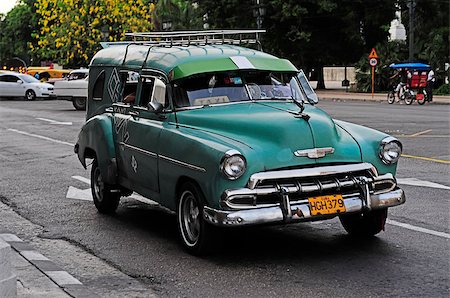 simsearch:6129-09044104,k - HAVANA-JUNE 6:Classic old american car on the streets of Havana, Cuba on June 26, 2013.Under the current law that the government plans to change before 2012,Cubans can only buy and sell cars that were in use before 1959 Photographie de stock - Aubaine LD & Abonnement, Code: 400-07166076