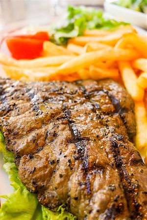 simsearch:400-05181259,k - juicy steak beef meat with tomato and french fries Foto de stock - Super Valor sin royalties y Suscripción, Código: 400-07166207