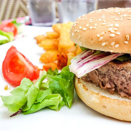 simsearch:400-06566130,k - Cheese burger - American cheese burger with fresh salad Foto de stock - Super Valor sin royalties y Suscripción, Código: 400-07166200