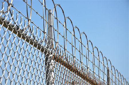 détroit - CU of Razor Wire in Detroit, Michigan Photographie de stock - Aubaine LD & Abonnement, Code: 400-07166457