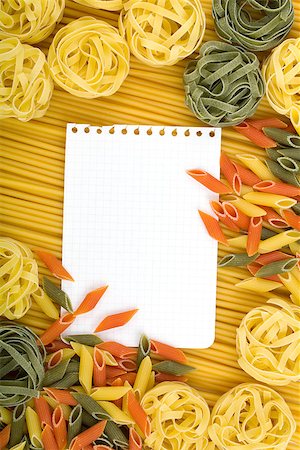 simsearch:400-06796271,k - Note paper on various Italian pasta background Stock Photo - Budget Royalty-Free & Subscription, Code: 400-07166523