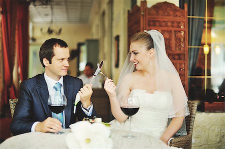 simsearch:400-07332647,k - fight for fun between groom and bride in cafe Stockbilder - Microstock & Abonnement, Bildnummer: 400-07166816