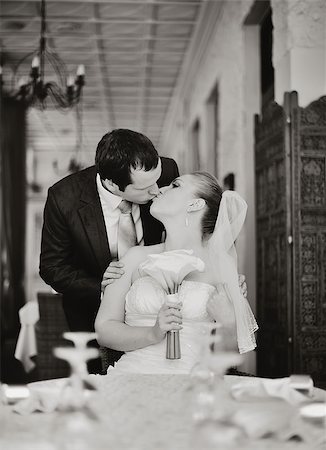 simsearch:400-07332647,k - young bride and groom wedding couple together in cafe, black and white. Happy newlywed couple at wedding. Stockbilder - Microstock & Abonnement, Bildnummer: 400-07166813