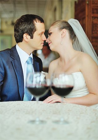 simsearch:400-07332647,k - lovely wedding couple, young groom and bride together in cafe Stockbilder - Microstock & Abonnement, Bildnummer: 400-07166837