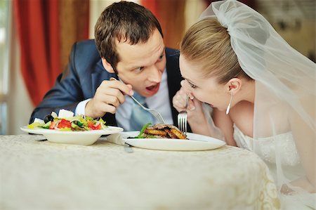 simsearch:400-07332647,k - bride and groom wedding couple together in cafe having fun,  Happy newlywed couple at wedding. Stockbilder - Microstock & Abonnement, Bildnummer: 400-07166840