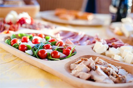 Fresh caprese salad with cherry tomatoes and rucola, mozzarella and unions Photographie de stock - Aubaine LD & Abonnement, Code: 400-07166925
