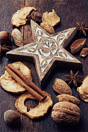 simsearch:400-06554049,k - Rustic christmas star and ingredients for a christmas cake Foto de stock - Royalty-Free Super Valor e Assinatura, Número: 400-07167061