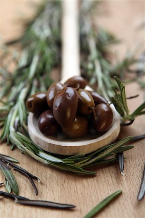 simsearch:400-04319110,k - a handful of Mediterranean olives on a wooden spoon with rosemary herbs on a wooden background Foto de stock - Royalty-Free Super Valor e Assinatura, Número: 400-07167076