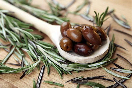 simsearch:400-04319110,k - a handful of Mediterranean olives on a wooden spoon with rosemary herbs on a wooden background Foto de stock - Royalty-Free Super Valor e Assinatura, Número: 400-07167077