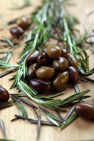 simsearch:400-04319110,k - a handful of Mediterranean olives and rosemary herbs on a wooden background Foto de stock - Royalty-Free Super Valor e Assinatura, Número: 400-07167078