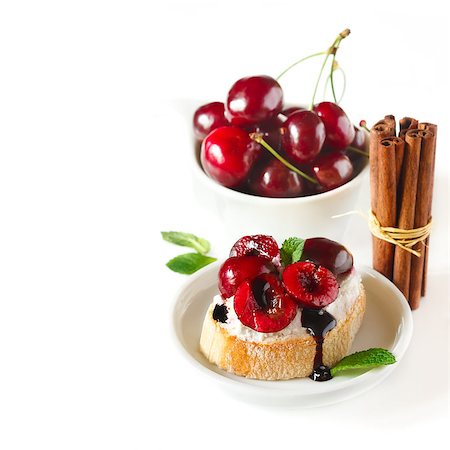 simsearch:400-07414812,k - Cherry bruschetta with cottage cheese and bunch of cinnamon. Foto de stock - Super Valor sin royalties y Suscripción, Código: 400-07167294