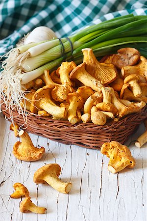 simsearch:400-07038465,k - Chanterelle mushrooms and vegetables on an old wooden board. Photographie de stock - Aubaine LD & Abonnement, Code: 400-07167317