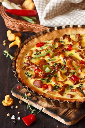 simsearch:400-07175480,k - Delicious homemade pie with chanterelle mushrooms and vegetables. Foto de stock - Super Valor sin royalties y Suscripción, Código: 400-07167313