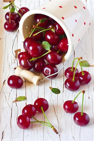 simsearch:400-06855989,k - Sweet cherry in a ceramic bucket polka dot. Photographie de stock - Aubaine LD & Abonnement, Code: 400-07167324