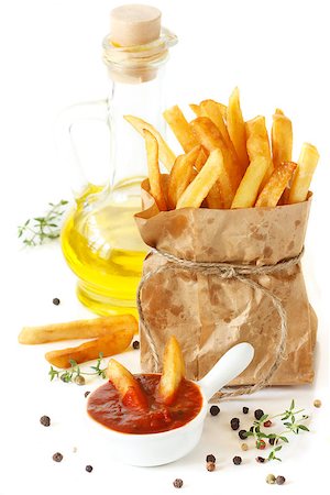 simsearch:400-07167361,k - Fried potato in a kraft bag with tomato sauce and olive oil. Photographie de stock - Aubaine LD & Abonnement, Code: 400-07167320