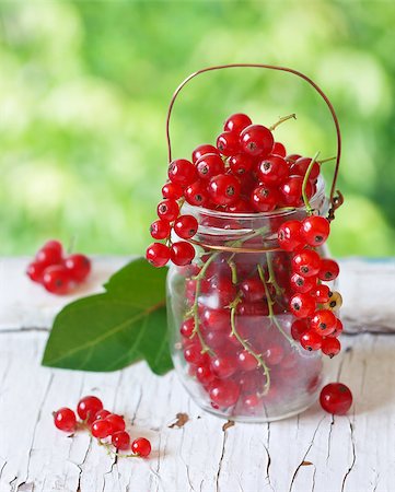 simsearch:400-04423672,k - Fresh redcurrant berries in a glass jar on an old garden board. Stockbilder - Microstock & Abonnement, Bildnummer: 400-07167338