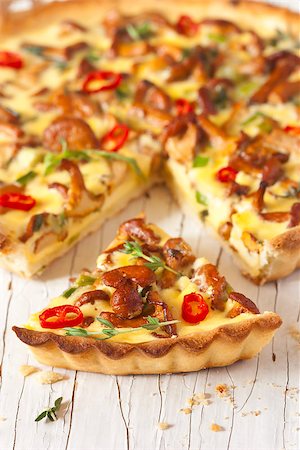 simsearch:400-06066801,k - Delicious homemade pie with chanterelle mushrooms and vegetables. Stock Photo - Budget Royalty-Free & Subscription, Code: 400-07167330