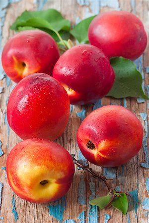 Fresh sweet nectarines with water drops and leaves. Photographie de stock - Aubaine LD & Abonnement, Code: 400-07167357