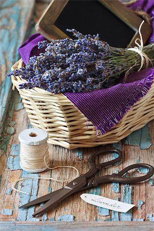 simsearch:400-05372314,k - Provence lavender and scissors on an old wooden board. Stockbilder - Microstock & Abonnement, Bildnummer: 400-07167370
