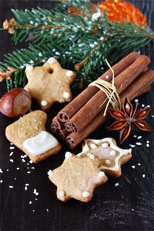 simsearch:400-04145237,k - Homemade Christmas gingerbread cookies with spices and nuts. Foto de stock - Royalty-Free Super Valor e Assinatura, Número: 400-07167388