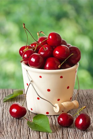 simsearch:400-06855989,k - Sweet cherry in a ceramic bucket polka dot. Photographie de stock - Aubaine LD & Abonnement, Code: 400-07167389