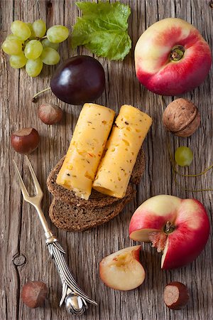 simsearch:400-05038961,k - Delicious cheese on a rye bread with fruit and nuts on a wooden board. Foto de stock - Super Valor sin royalties y Suscripción, Código: 400-07167381