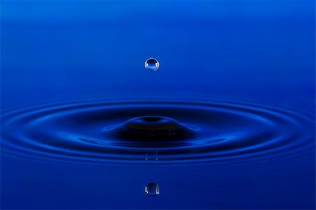 simsearch:649-08119121,k - blue water drop reflected from the surface on which form circles Stockbilder - Microstock & Abonnement, Bildnummer: 400-07167760