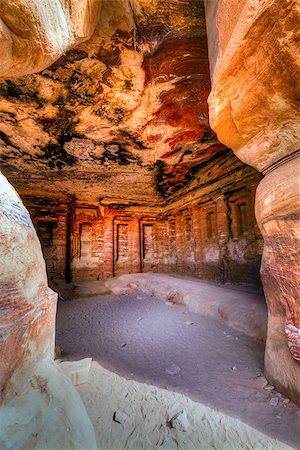 simsearch:400-06861780,k - Interior image of one of the ancient tombs in Petra, Jordan Foto de stock - Super Valor sin royalties y Suscripción, Código: 400-07167871