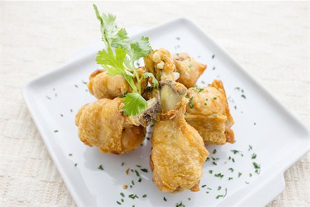 Chicken wings Fried in white dish on table Stockbilder - Microstock & Abonnement, Bildnummer: 400-07167883