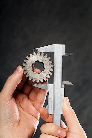 Man measuring the diameter of old cog with vernier caliper. Foto de stock - Super Valor sin royalties y Suscripción, Código: 400-07167955