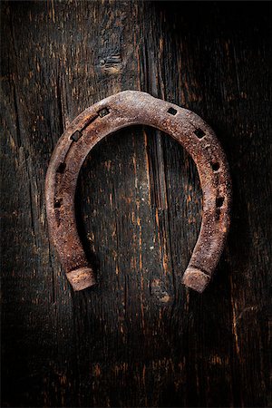 ferradura - Old worn and rusty horseshoe on wooden background. Foto de stock - Royalty-Free Super Valor e Assinatura, Número: 400-07167950