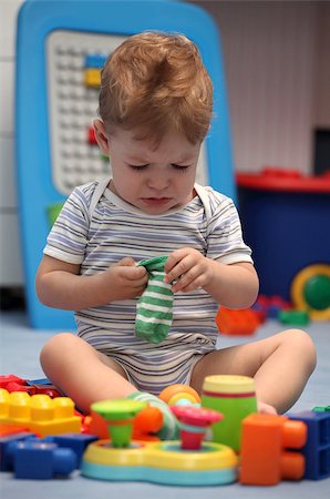 simsearch:400-08899268,k - A baby boy crying in children's room Stockbilder - Microstock & Abonnement, Bildnummer: 400-07168051