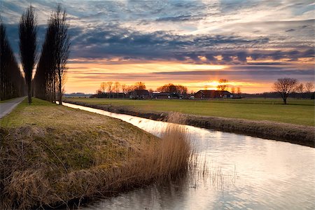 simsearch:400-06741971,k - dramatic sunset over river and farmhouses on Dutch farmland Foto de stock - Super Valor sin royalties y Suscripción, Código: 400-07168151